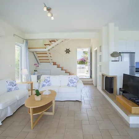 빌라 How To Rent Your Own Beachfront Villa, 1463 프로타라스