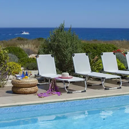 빌라 How To Rent Your Own Beachfront Villa, 1463 프로타라스